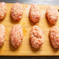 Формируем овальные голубцы-котлеты, выкладываем на разделочную доску. Формируем овальные голубцы-котлеты, выкладываем на разделочную доску.