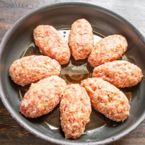 Выкладываем ленивые голубцы на небольшом расстоянии друг от друга. Выкладываем ленивые голубцы на небольшом расстоянии друг от друга.