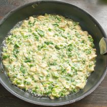 Выкладываем тесто на разогретую сковороду и размазываем ровным слоем. Выкладываем тесто на разогретую сковороду и размазываем ровным слоем.