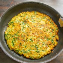 Теперь овсяноблин нужно перевернуть, а он очень нежный и большой, поэтому с помощью обычной лопатки не получится. Теперь овсяноблин нужно перевернуть, а он очень нежный и большой, поэтому с помощью обычной лопатки не получится.