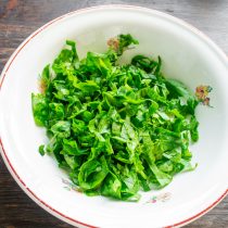 Нарезаем шпинат, кладем в миску. Нарезаем шпинат, кладем в миску.