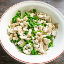 Добавляем нарезанные грибы к шпинату. Добавляем нарезанные грибы к шпинату.