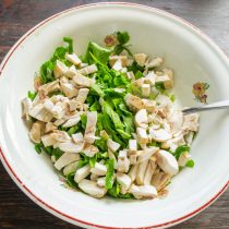 Насыпаем соль по вкусу, смешиваем со шпинатом и грибами. Насыпаем соль по вкусу, смешиваем со шпинатом и грибами.