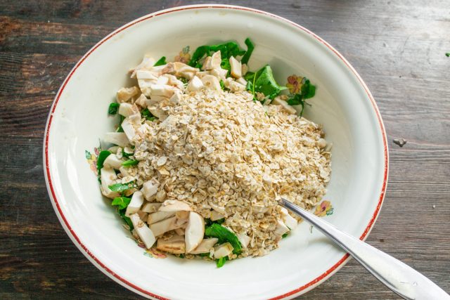 Насыпаем овсяные хлопья быстрого приготовления. Насыпаем овсяные хлопья быстрого приготовления.