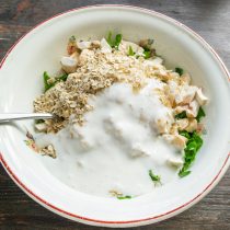 Наливаем кефир или несладкий йогурт. Наливаем кефир или несладкий йогурт.