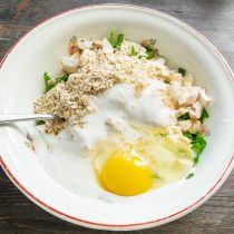 Разбиваем куриное яйцо в тесто. Разбиваем куриное яйцо в тесто.