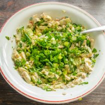 Нарезаем мелко зеленый лук, добавляем к остальным ингредиентам. Нарезаем мелко зеленый лук, добавляем к остальным ингредиентам.