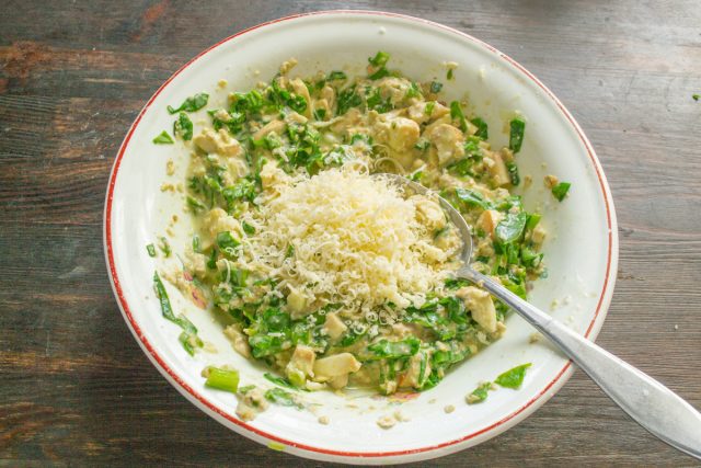 Добавляем тертый сыр в тесто. Добавляем тертый сыр в тесто.