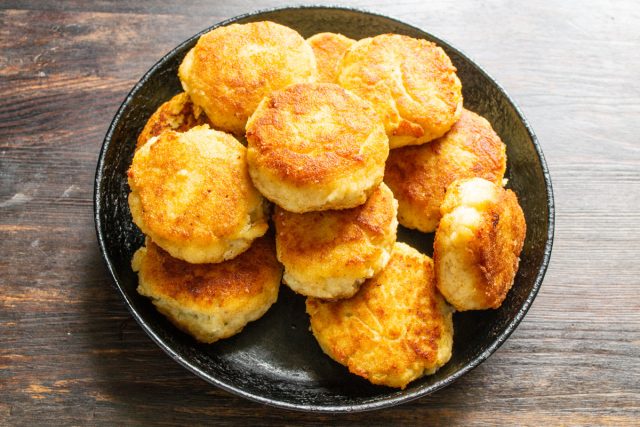 Подаем на стол с овощным салатом и белым рыбным соусом. Приятного аппетита! Подаем на стол с овощным салатом и белым рыбным соусом. Приятного аппетита!