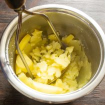 Вареный картофель разминаем пюре или протираем сквозь сито, добавляем сливочное масло. Вареный картофель разминаем пюре или протираем сквозь сито, добавляем сливочное масло.