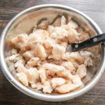 Когда фарш полностью оттает, можно готовить биточки. Когда фарш полностью оттает, можно готовить биточки.