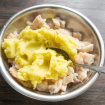 К рыбному фаршу добавляем остывшее картофельное пюре. К рыбному фаршу добавляем остывшее картофельное пюре.