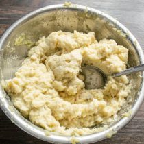 Чем лучше вымесить фарш, тем вкуснее получатся биточки. Чем лучше вымесить фарш, тем вкуснее получатся биточки.