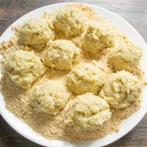 Влажными руками формируем небольшие шарики. Влажными руками формируем небольшие шарики.