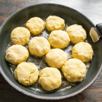 В нагретое масло кладем биточки. В нагретое масло кладем биточки.