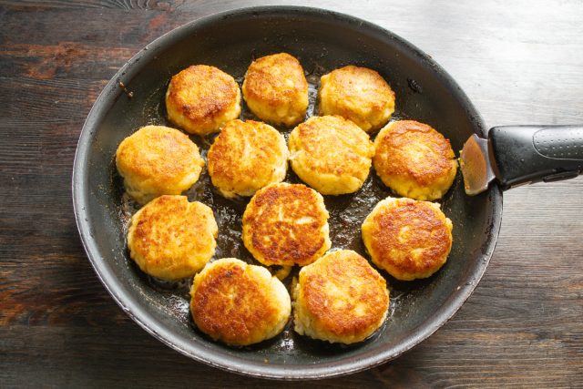 Обжариваем биточки с двух сторон до золотистого цвета примерно по 4 минуты с каждой стороны. Обжариваем биточки с двух сторон до золотистого цвета примерно по 4 минуты с каждой стороны.