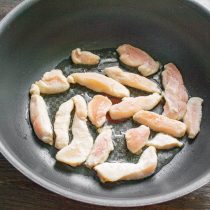 В разогретое масло бросаем кусочки курицы в крахмале, быстро обжариваем до золотистого цвета с двух сторон. В разогретое масло бросаем кусочки курицы в крахмале, быстро обжариваем до золотистого цвета с двух сторон.