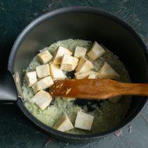 Очищаем от кожуры корень сельдерея, нарезаем крупными кубиками. Очищаем от кожуры корень сельдерея, нарезаем крупными кубиками.