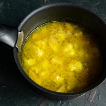 Варим на маленьком огне 40 минут, в конце варки солим по вкусу. Варим на маленьком огне 40 минут, в конце варки солим по вкусу.