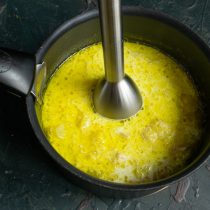 Измельчаем ингредиенты погружным блендером до крем образного состояния. Измельчаем ингредиенты погружным блендером до крем образного состояния.