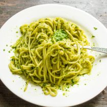 Вареные спагетти приправляем сливочным маслом по своему вкусу и соусом песто. Вареные спагетти приправляем сливочным маслом по своему вкусу и соусом песто.