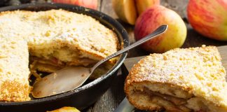 Заливной яблочный пирог с майонезом и сметаной