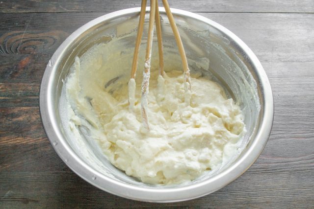 Насыпаем 1 столовую ложку (без горки) пшеничной муки. Смешиваем тесто.