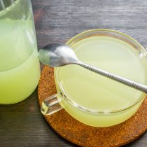 Сначала вливаем молочную сыворотку или пахту.