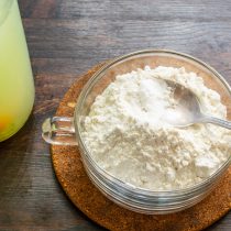 К муке добавляем питьевую соду, соль, сахар.