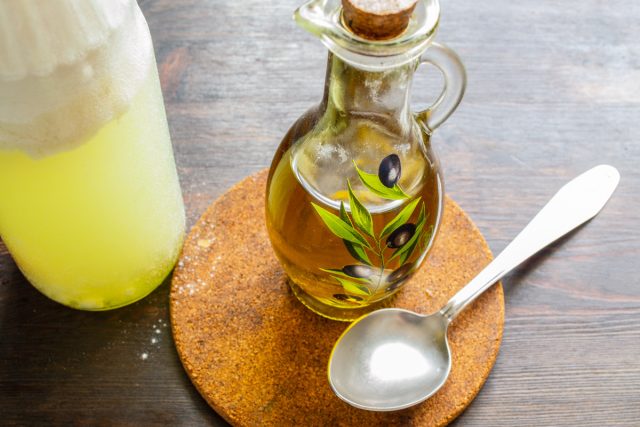 Вливаем столовую ложку оливкового или растительного масла без запаха.