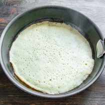 Выливаем порцию теста, не забыв встряхнуть бутылку!