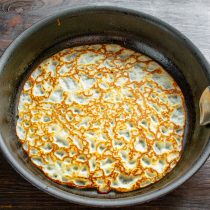 Переворачиваем блин и поджариваем с другой стороны.