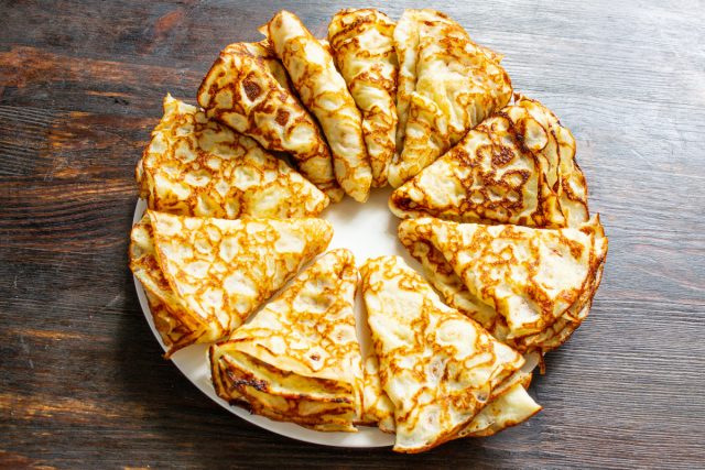 Из ингредиентов, указанных в этом рецепте, у меня получилось 11 тонких блинов. Размер сковороды 22 сантиметра.