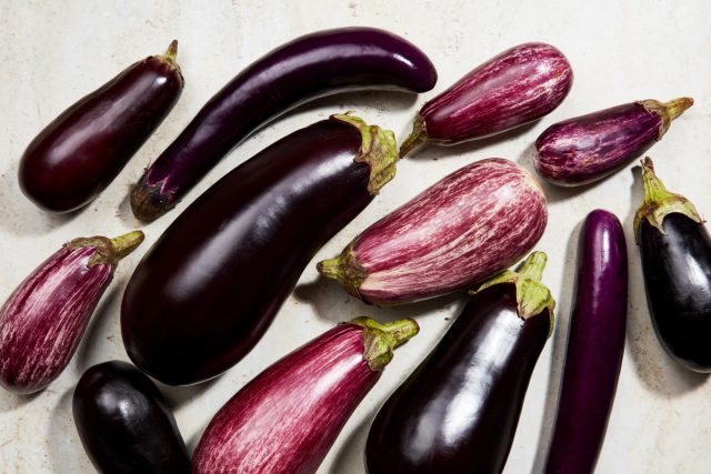 Баклажаны (в народе их часто называют «синенькие») по вкусу напоминают кабачки, только с более острым, выраженным вкусом. Баклажаны (в народе их часто называют «синенькие») по вкусу напоминают кабачки, только с более острым, выраженным вкусом.