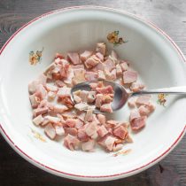 Нарезаем нежирную ветчину кубиками чуть меньше половины сантиметра. Нарезаем нежирную ветчину кубиками чуть меньше половины сантиметра.