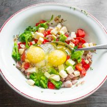 Разбиваем в миску два крупных куриных яйца. Разбиваем в миску два крупных куриных яйца.