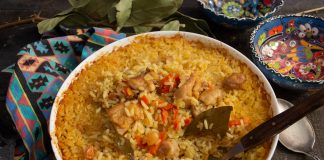 Рассыпчатый плов с курицей в духовке