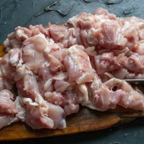 Нарезаем мясо кубиками размером примерно 3 сантиметра. Нарезаем мясо кубиками размером примерно 3 сантиметра.