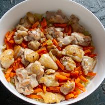 На лук с морковкой выкладываем обжаренные кусочки курицы. На лук с морковкой выкладываем обжаренные кусочки курицы.