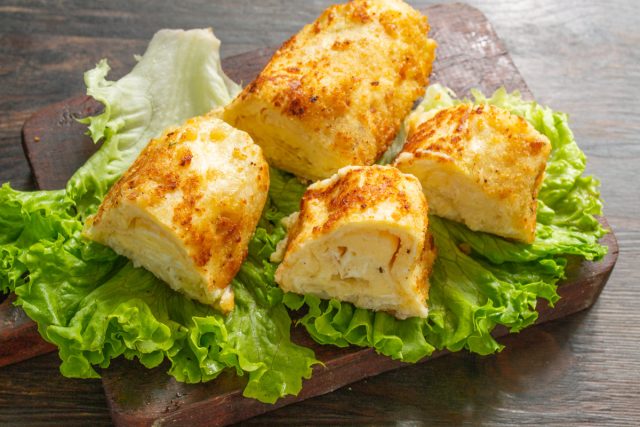 Рулет из лаваша «3 сыра» подаем на стол горячим, очень вкусно с зеленым хрустящим салатом.