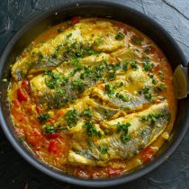 Снимаем сковороду с огня, посыпаем блюдо порезанной кинзой. Снимаем сковороду с огня, посыпаем блюдо порезанной кинзой.
