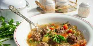 Суп с фрикадельками и орехами