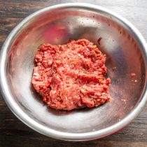 Руками вымешиваем фарш несколько минут. Руками вымешиваем фарш несколько минут.