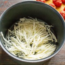 Белокочанную капусту шинкуем узкими полосками. Белокочанную капусту шинкуем узкими полосками.