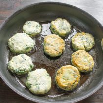 Жарим на среднем огне примерно 3 минуты до золотистой корочки.