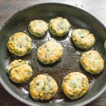 Переворачиваем сырники и жарим с другой стороны ещё 2-3 минуты.