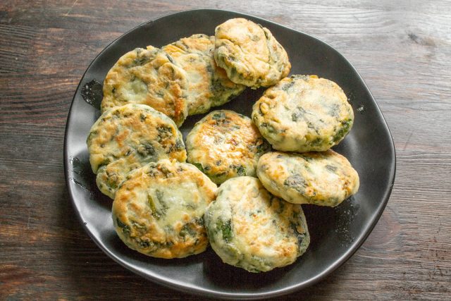 Снимаем готовые сырники со сковороды на бумажное полотенце.