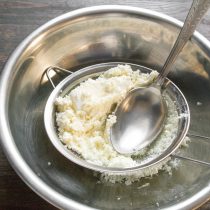 Творог протираем сквозь мелкое сито, чтобы избавиться от комков.