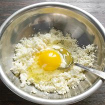 На протертый творог разбиваем небольшое куриное яйцо.