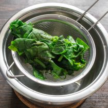 Тщательно отжимаем шпинат, лишняя вода в сырниках не нужна.